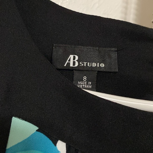 Beautiful Dress with no sleeves - Picture 4 of 7